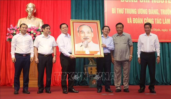Đồng chí Nguyễn Trọng Nghĩa, Bí thư Trung ương Đảng, Trưởng Ban Tuyên giáo Trung ương tặng ảnh chân dung Chủ tịch Hồ Chí Minh cho Đảng bộ và Nhân dân tỉnh Bình Định. Ảnh: Kha Phạm – TTXVN.