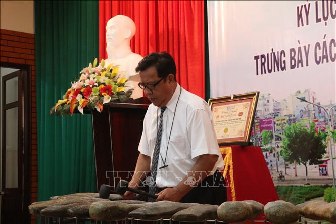 Kỷ lục gia - Nghệ nhân Trương Đình Chiếu biểu diễn tại buổi lễ công bố kỷ lục Việt Nam. Ảnh: Chương Đài - TTXVN