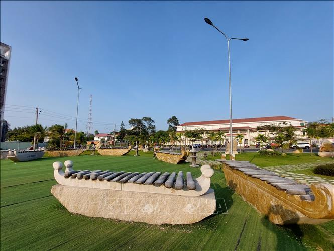 13 bộ đàn đá do Kỷ lục gia - Nghệ nhân Trương Đình Chiếu chế tác, thẩm âm, phụ trách lắp đặt tại Công viên Bến Tre (phường An Hội, thành phố Bến Tre). Ảnh: Chương Đài - TTXVN