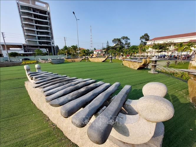 13 bộ đàn đá do Kỷ lục gia - Nghệ nhân Trương Đình Chiếu chế tác, thẩm âm, phụ trách lắp đặt tại Công viên Bến Tre (phường An Hội, thành phố Bến Tre). Ảnh: Chương Đài - TTXVN