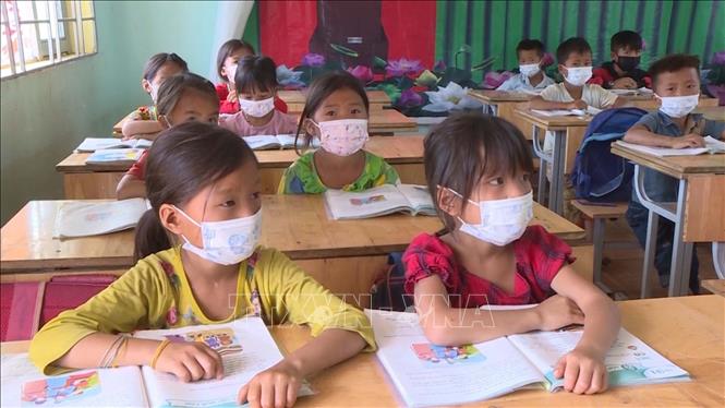 Trong ảnh: Do không đủ giáo viên, nên học sinh chỉ học 1 buổi/ ngày gây khó khăn trong việc truyền dạy kiến thức. Ảnh: TTXVN phát