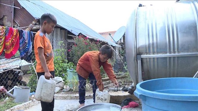 Trong ảnh: Để chuẩn bị cho bữa cơm tối, các em tất bật đi nhặt củi, xách nước, nấu cơm... Ảnh: TTXVN phát