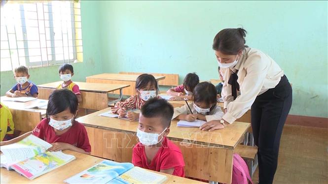 Trong ảnh: Điểm trường Tiểu học La Văn Cầu hiện chỉ có 2 giáo viên là cô H’Soàn và cô H’Hà (người M’nông) đứng lớp. Ảnh: TTXVN phát