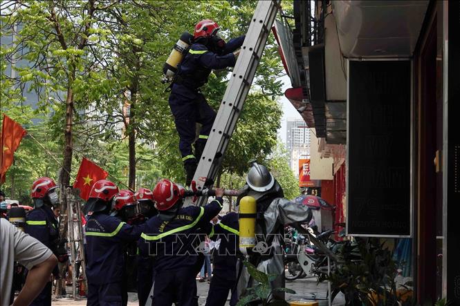 Trong ảnh: Lực lượng PCCC và CNCH nhanh chóng có mặt tại hiện trường khống chế đám cháy tại số nhà 75 Nguyễn Hoàng, Quận Nam Từ Liêm. Ảnh: Phạm Kiên - TTXVN