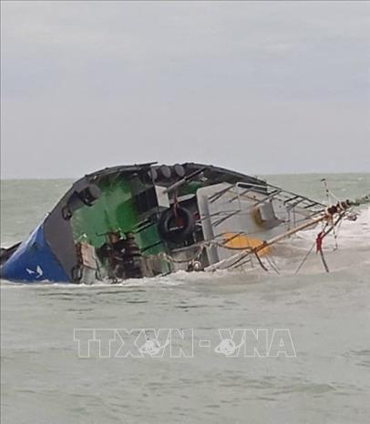 Trong ảnh: Hiện trường vụ chìm tàu Xelo ngoài khơi Vịnh Gabes, đông nam Tunisia, ngày 17/4/2022. Ảnh: AFP/TTXVN
