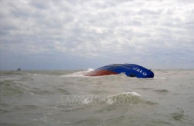 Trong ảnh: Hiện trường vụ chìm tàu Xelo ngoài khơi Vịnh Gabes, đông nam Tunisia, ngày 17/4/2022. Ảnh: AFP/TTXVN