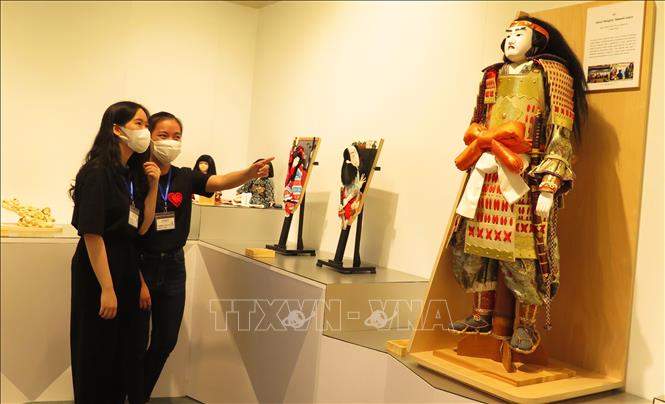 Tham quan triển lãm. Ảnh: Tường Vi – TTXVN. 