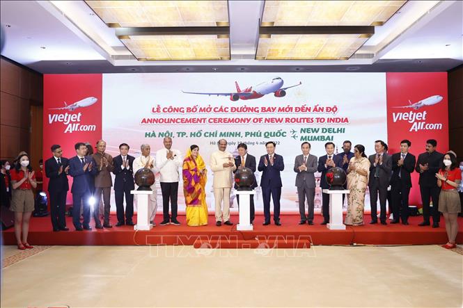 National Assembly (NA) Chairman Vuong Dinh Hue and Indian Lower house speaker Om Birla attend the announcement ceremony. VNA Photo: Doãn Tấn