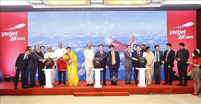 National Assembly (NA) Chairman Vuong Dinh Hue and Indian Lower house speaker Om Birla attend the announcement ceremony. VNA Photo: Doãn Tấn