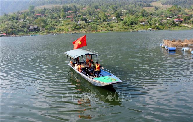 Trong ảnh: Các chủ phương tiện hoạt động vận chuyển hành khách tại lòng hồ thủy lợi Suối Chiếu luôn đảm bảo an toàn cho mỗi hành trình chở khách, không để xảy ra mất an toàn. Ảnh: Quang Quyết-TTXVN