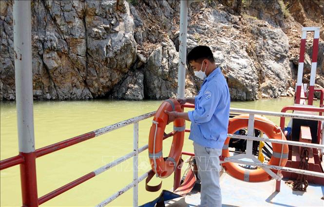 Trong ảnh: Nhân viên bến phà Vạn Yên, Công ty CP quản lý sửa chữa và xây dựng công trình giao thông II Sơn La chuẩn bị áo phao để đảm bảo an toàn cho hành khách mỗi khi di chuyển trên sông. Ảnh: Quang Quyết-TTXVN