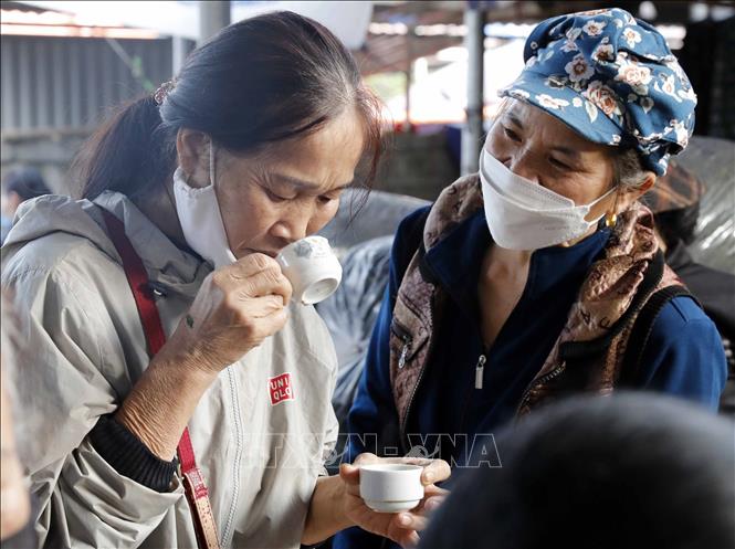 Trong ảnh: Thử hương chè sau khi chè pha đã ngấm. Ảnh: Trần Việt - TTXVN