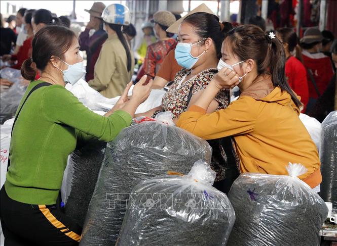 Trong ảnh: Những người mua trao đổi sau khi đã mua được một lượng chè nhất định. Ảnh: Trần Việt - TTXVN