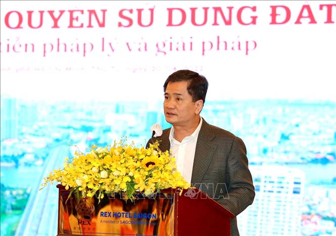Trong ảnh: Ông Nguyễn Văn Dính, Chủ tịch Hội môi giới bất động sản Việt Nam phát biểu tại Hội thảo. Ảnh: Thành Chung - TTXVN