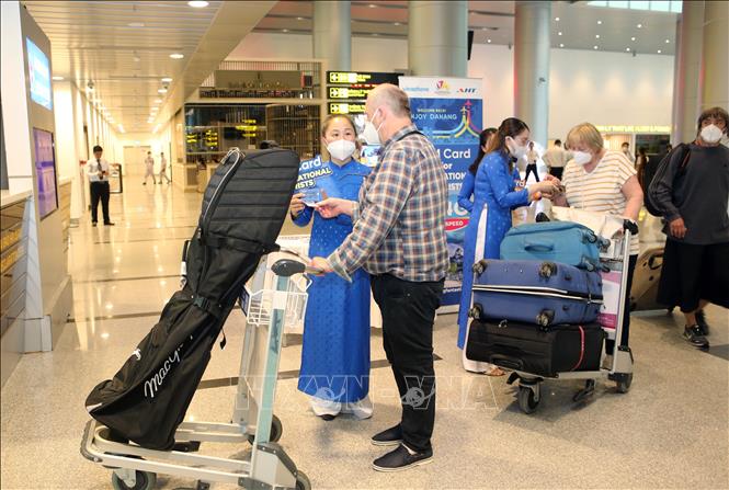Foreign visitors receive free SIM cards at Da Nang International Airport. VNA Photo: Trần Lê Lâm