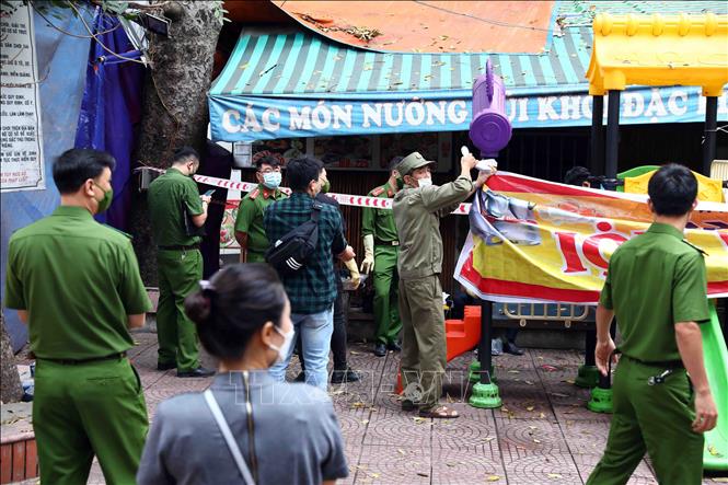 Trong ảnh: Lực lượng chức năng phong tỏa hiện trường để tiến hành điều tra nguyên nhân vụ cháy. Ảnh: Phạm Kiên - TTXVN