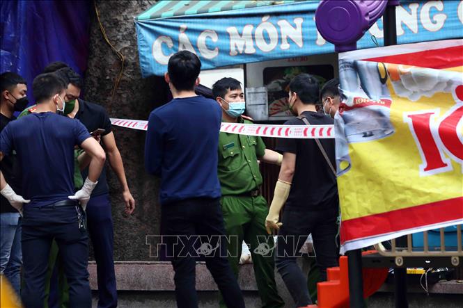 Trong ảnh: Lực lượng chức năng phong tỏa hiện trường để tiến hành điều tra nguyên nhân vụ cháy. Ảnh: Phạm Kiên - TTXVN