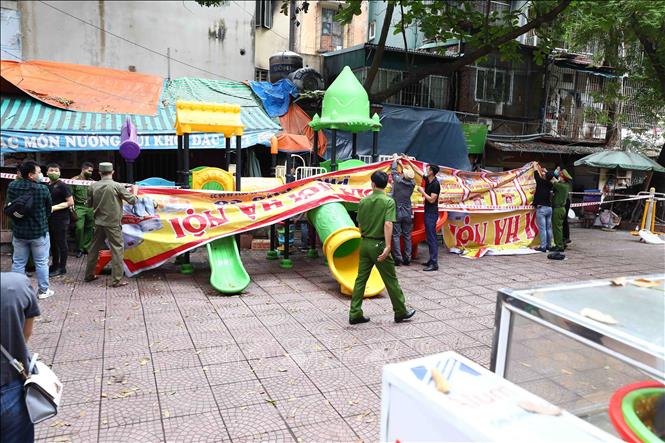 Trong ảnh: Lực lượng chức năng phong tỏa hiện trường để tiến hành điều tra nguyên nhân vụ cháy. Ảnh: Phạm Kiên - TTXVN