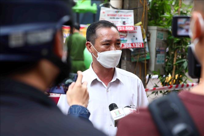 Trong ảnh: Phó Chủ tịch phường Kim Liên Nguyễn Quang Sơn trả lời phỏng vấn của phóng viên các cơ quan thông tấn, báo chí thông tin ban đầu về vụ cháy. Ảnh: Phạm Kiên - TTXVN