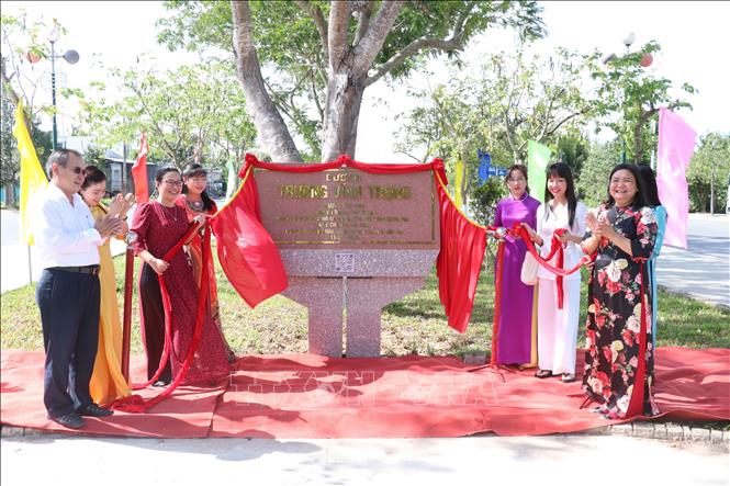 Trong ảnh: Cắt băng khánh thành tên tuyến đường Trương Vĩnh Trọng. Ảnh: Huỳnh Phúc Hậu - TTXVN