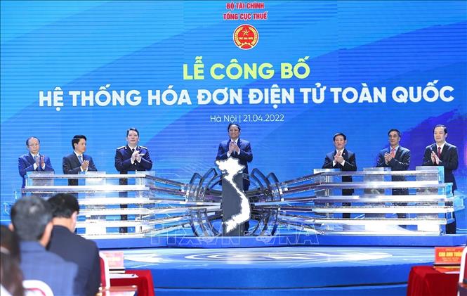 Prime Minister Pham Minh Chinh (C) and delegates launch the national e-invoice system. VNA Photo: Dương Giang