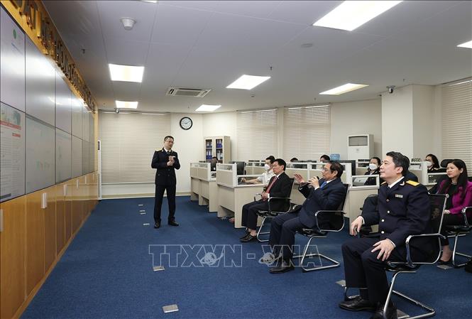 Prime Minister Pham Minh Chinh visits the General Department of Taxation’s control centre. VNA Photo: Dương Giang