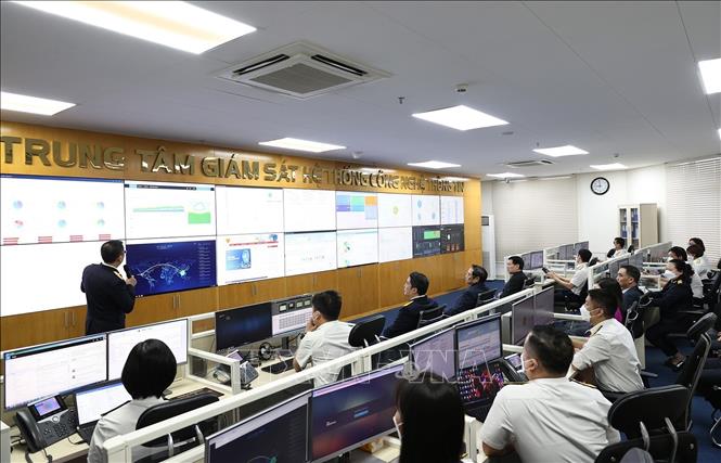 Prime Minister Pham Minh Chinh visits the General Department of Taxation’s control centre. VNA Photo: Dương Giang
