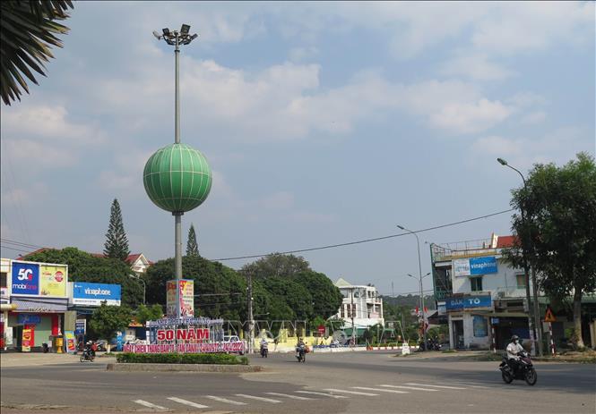 Thị trấn Đăk Tô, huyện Đăk Tô đang vươn mình mạnh mẽ, xứng với tinh thần bất diệt của chiến sỹ, nhân dân trong Chiến dịch Đăk Tô – Tân Cảnh. Ảnh: Dư Toán – TTXVN