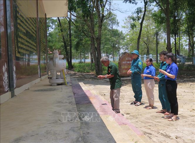Ông Võ Văn Mẹo (đứng đầu), Chủ tịch UBND đầu tiên của xã Tân Cảnh đã thực hiện nhiều chính sách góp phần hồi sinh lại vùng đất Tân Cảnh sau chiến tranh. Ảnh: Dư Toán – TTXVN