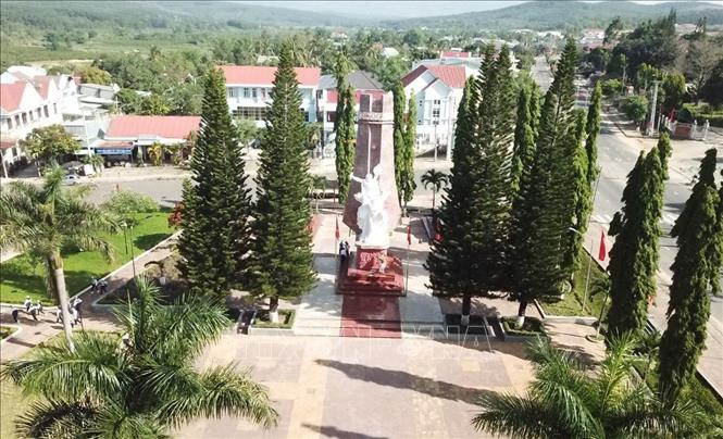 Tượng đài chiến thắng Đăk Tô – Tân Cảnh tại Quảng trường 24/4 huyện Đăk Tô, tỉnh Kon Tum. Ảnh: Dư Toán – TTXVN
