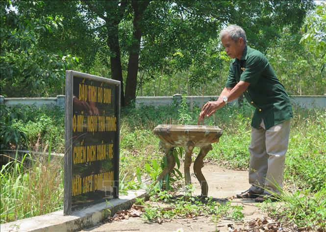 Ông Võ Văn Mẹo (đứng đầu), Chủ tịch UBND đầu tiên của xã Tân Cảnh thắp hương tưởng nhớ các chiến sỹ đã hy sinh trong chiến dịch Đăk Tô – Tân Cảnh. Ảnh: Dư Toán – TTXVN.