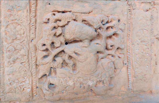 Hình tiên nữ Apsara trên phế tích đất nung được tìm thấy ở chùa Hang Úc, hiện được lưu giữ tại Bảo tàng tỉnh Yên Bái. Ảnh: Đức Tưởng - TTXVN
