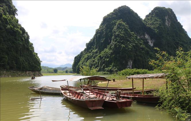 Chùa Hang Úc nằm trong hang ở lưng chừng núi Thâm Then, vùng bán ngập hồ Thác Bà, thuộc địa phận xã xã Tân Lập, huyện Lục Yên (Yên Bái). Ảnh: Đức Tưởng - TTXVN
