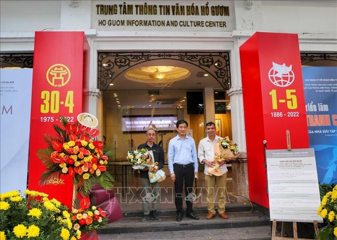 Tặng hoa cho các đơn vị tham gia trưng bày. Ảnh: Tuấn Đức - TTXVN