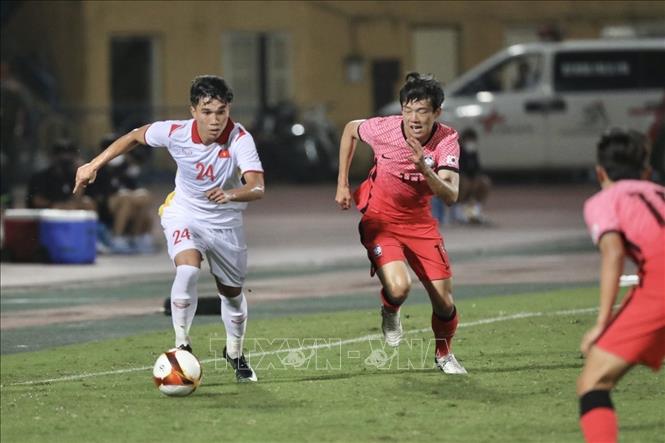 Trong ảnh: Pha lên bóng phía hành lang cánh phải của đội tuyển U23 Việt Nam. Ảnh: Minh Quyết - TTXVN