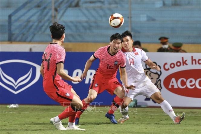 Trong ảnh: Kết thúc hiệp 1, đội tuyển U23 Việt Nam dẫn trước với tỷ số 1-0. Ảnh: Minh Quyết - TTXVN