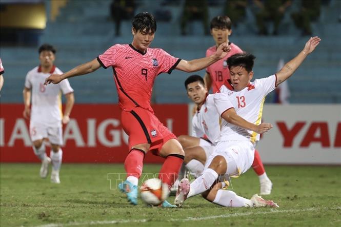 Trong ảnh: Pha dứt điểm của cầu thủ số 9 củ đội tuyển U20 Hàn Quốc. Ảnh: Minh Quyết - TTXVN
