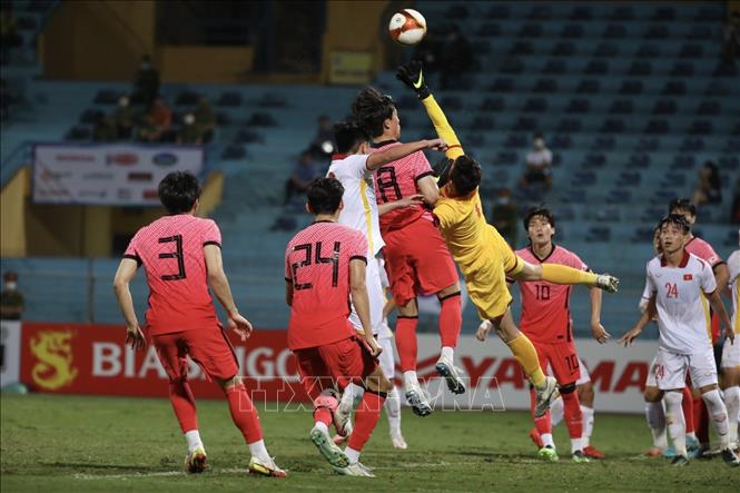 Trong ảnh: Pha cứu thua của thủ môn đội tuyển U23 Việt Nam. Ảnh: Minh Quyết - TTXVN
