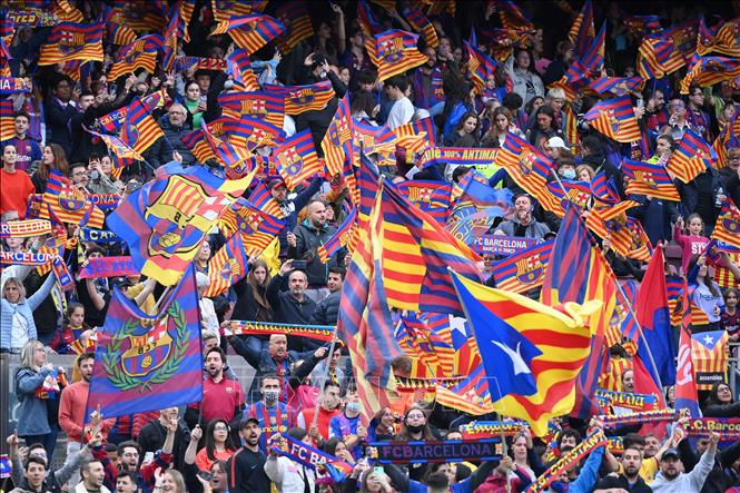 Trong ảnh: Các cổ động viên Barcelona cổ vũ cho đội nhà  trong  trận đấu bóng đá nữ giữa CLB  Barcelona với VfL Wolfsburg tại  sân Nou Camp, Barcelona, Tây Ban Nha, ngày 22/4/2022. Ảnh: AFP/TTXVN