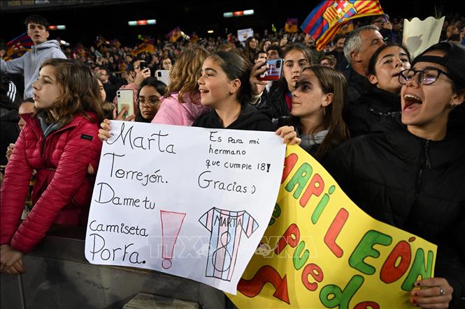 Trong ảnh: Các cổ động viên theo dõi trận đấu bóng đá nữ giữa CLB  Barcelona với VfL Wolfsburg tại  sân Nou Camp, Barcelona, Tây Ban Nha, ngày 22/4/2022. Ảnh: AFP/TTXVN