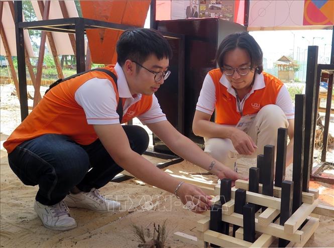  Mô hình kiến trúc tháp nghinh phong của sinh viên Trường Đại học Việt Đức. Ảnh: Xuân Triệu – TTXVN   