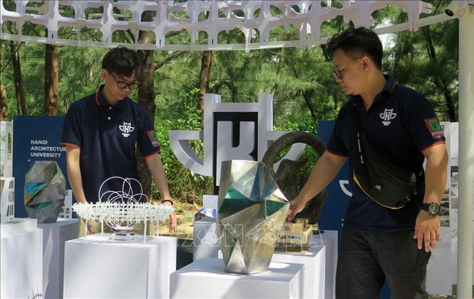 Mô hình kiến trúc của sinh viên Trường Đại học Kiến trúc Hà Nội. Ảnh: Xuân Triệu - TTXVN                               