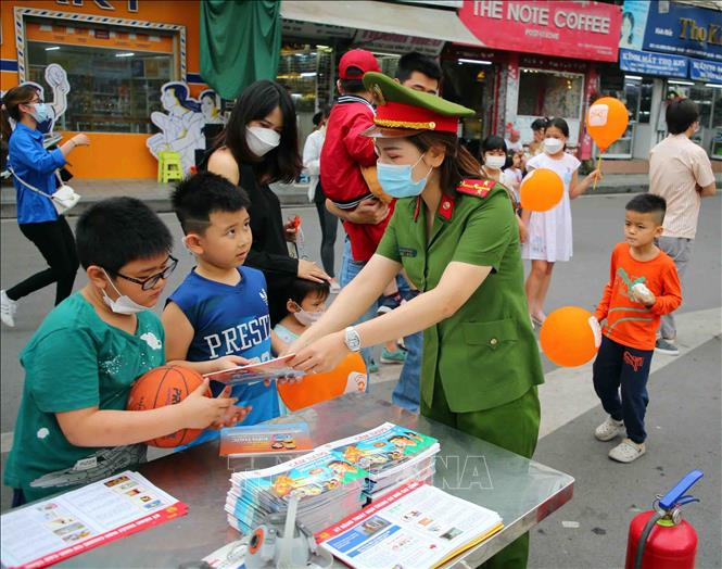 Trong ảnh: Cán bộ, chiến sĩ Công an quận Hoàn Kiếm hướng dẫn tuyên truyền, phổ biến kiến thức kỹ năng cơ bản khi có sự cố cháy, nổ xảy ra cho các em nhỏ. Ảnh: Phạm Kiên - TTXVN