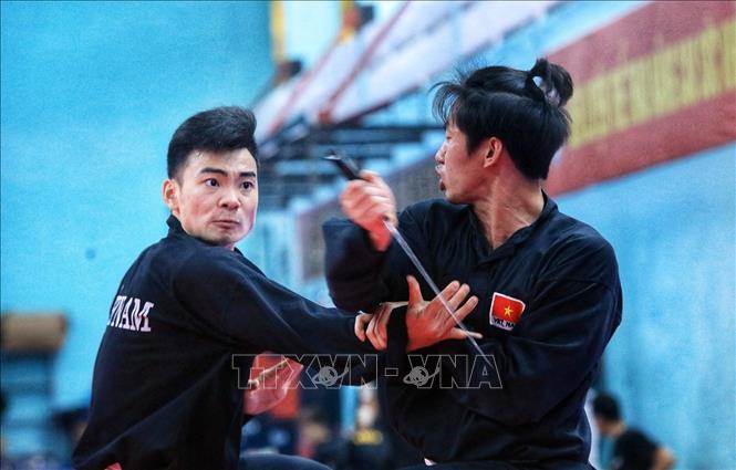 Trong ảnh: Hai vận động viên đội tuyển tập các động tác Silat Seni (biểu diễn). Ảnh: Tuấn Anh - TTXVN