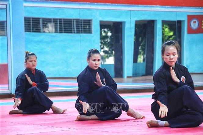Trong ảnh: Ba vận động viên đội tuyển Pencak Silat Việt Nam tập luyện Silat Seni (biểu diễn) phần nội dung Regu. Ảnh: Tuấn Anh - TTXVN