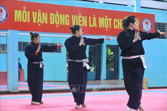 Trong ảnh: Ba vận động viên đội tuyển Pencak Silat Việt Nam tập luyện Silat Seni (biểu diễn) phần nội dung Regu. Ảnh: Tuấn Anh - TTXVN
