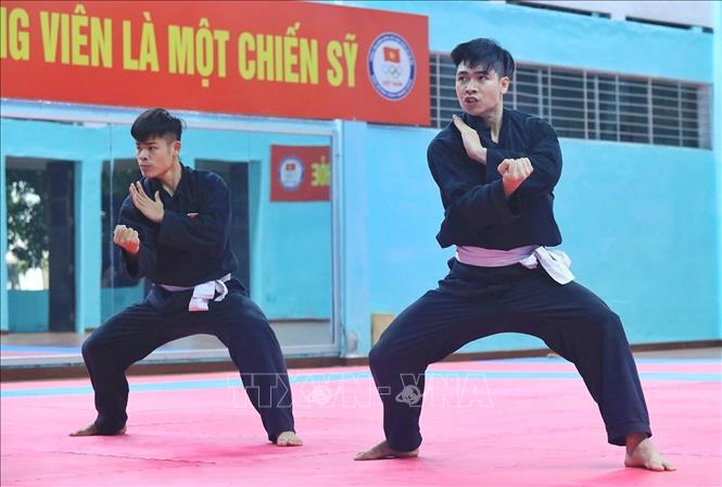 Trong ảnh: Hai vận động viên đội tuyển Pencak Silat Việt Nam tập luyện Silat Seni (biểu diễn) nội dung Tunggal phần tay không. Ảnh: Tuấn Anh - TTXVN
