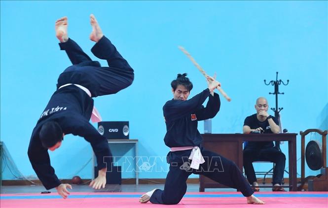 Trong ảnh: Hai vận động viên đội tuyển Việt Nam tập luyện Silat Seni (biểu diễn) nội dung Tunggal gồm dao và côn. Ảnh: Tuấn Anh - TTXVN