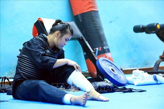 Trong ảnh: Các vận động viên phải đeo bảo hộ trước khi tập luyện. Ảnh: Tuấn Anh - TTXVN