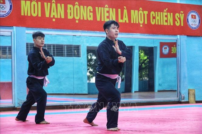 Trong ảnh: Hai vận động viên đội tuyển Pencak Silat Việt Nam tập luyện Silat Seni (biểu diễn) nội dung Tunggal phần tay không. Ảnh: Tuấn Anh - TTXVN